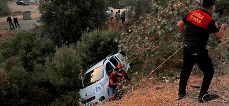 Muğla'da dereye düşen araçta sıkışan kadın kurtarıldı