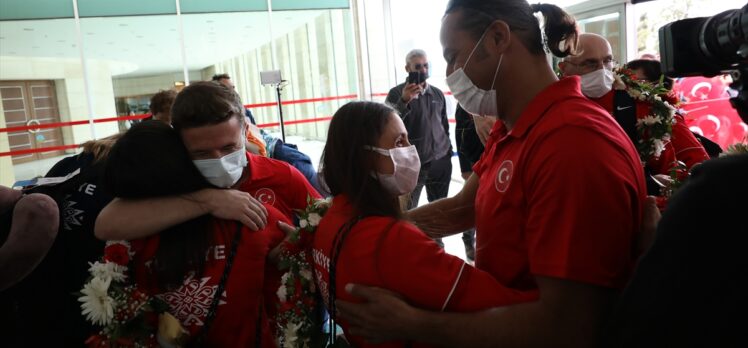 Olimpiyat şampiyonu Golbol Kadın Milli Takımı Ankara'da çiçeklerle karşılandı