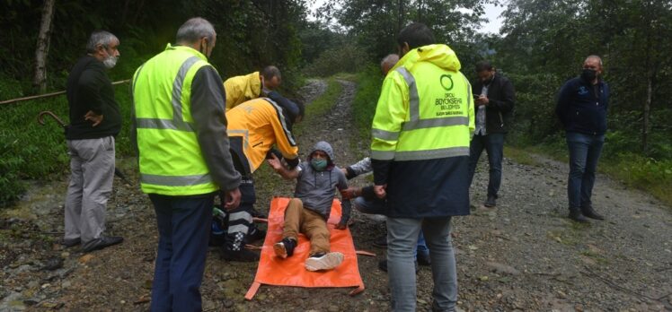 Ordu'da hastalanan kişi sedyede 2 kilometre taşınarak ambulansa alındı