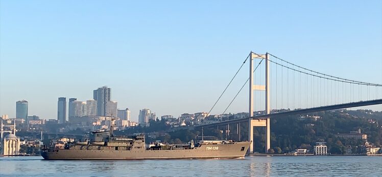 Rus askeri gemisi İstanbul Boğazı'ndan geçti