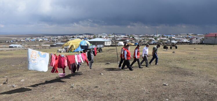 Sağlık ekipleri Kars'ta aşılama için kapı kapı dolaşıyor