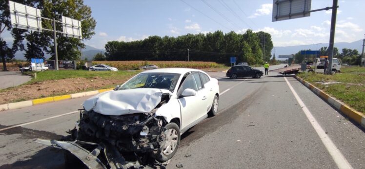 Sakarya'da iki otomobilin çarpışması sonucu 1 kişi öldü, 3 kişi yaralandı