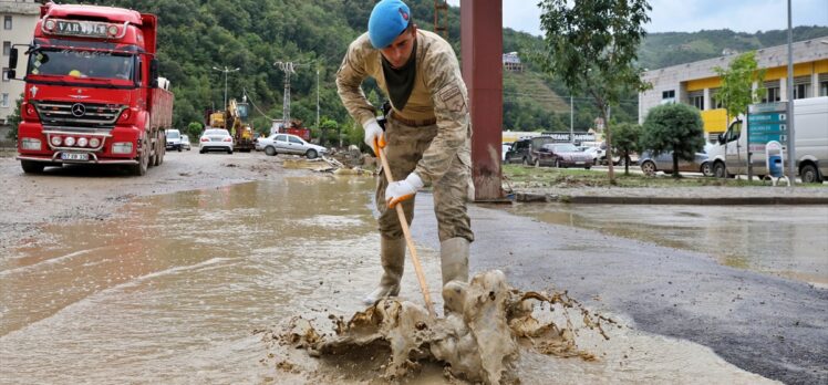 Sel felaketinin yaşandığı Ayancık’ta kısa süreli sağanak küçük çapta heyelanlara neden oldu