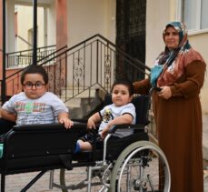 Sivas'ta cam kemik hastası ikizlere özel tekerlekli sandalye üretildi