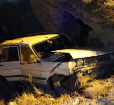 Sivas'ta menfeze düşen otomobildeki 3 kişi yaralandı