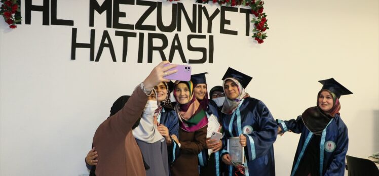 Strazburg DİTİB Açıköğretim İmam Hatip Lisesi öğrencilerinin ilk diploma heyecanı