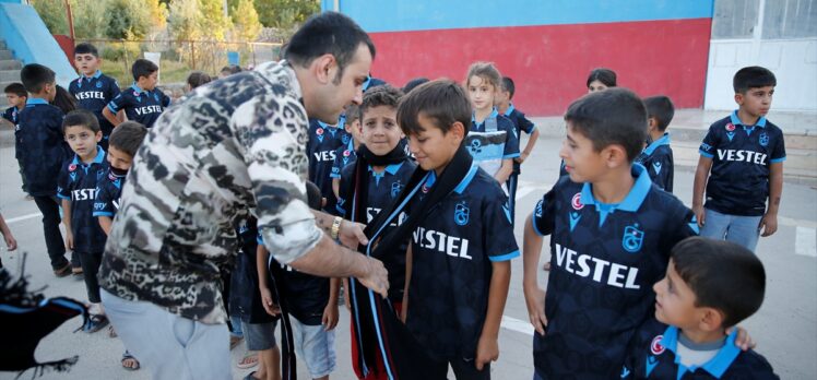 Trabzonlu iş adamları Diyarbakır'daki Trabzonspor taraftarı öğrencilere forma gönderdi