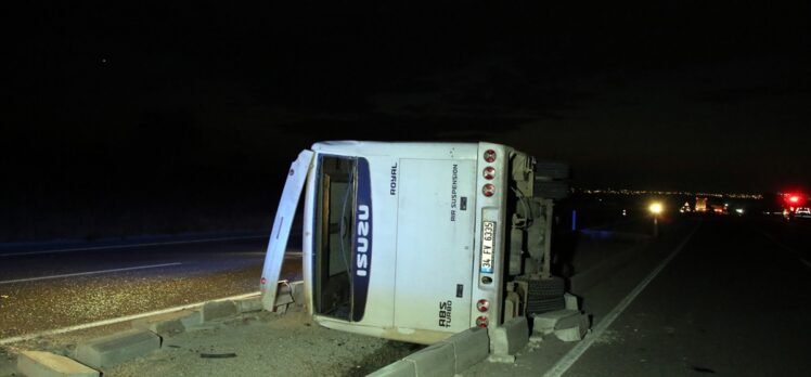 Uşak'ta devrilen işçi servisindeki 10 kişi yaralandı