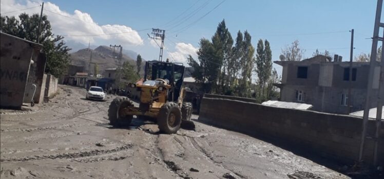 Van Büyükşehir Belediyesi, su taşkınlarından etkilenenlerin imdadına yetişti