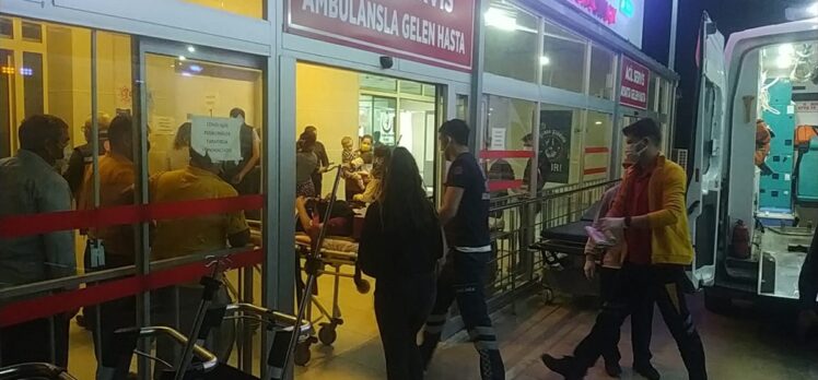 Adana'da devrilen motosikletteki karı koca yaralandı