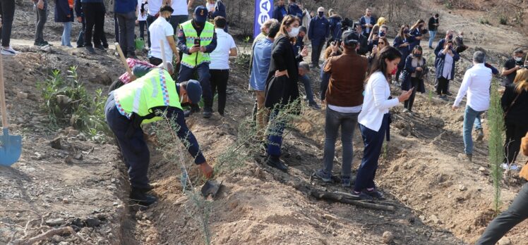 Adana'da “Sabancı Cumhuriyet Seferberliği” fidan dikimi etkinliği