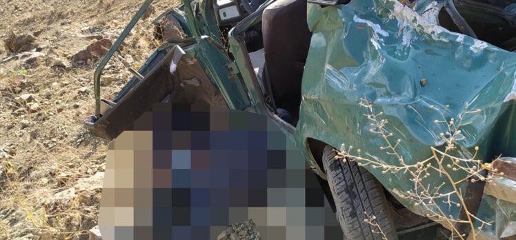 Adana'da şarampole devrilen otomobilin sürücüsü öldü, 2 kişi yaralandı