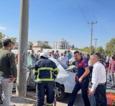 Adıyaman'da direğe çarpan otomobilin çocuk sürücüsü ağır yaralandı