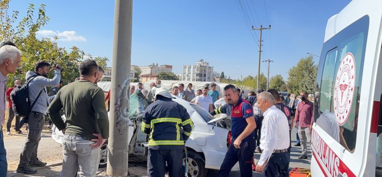 Adıyaman'da direğe çarpan otomobilin çocuk sürücüsü ağır yaralandı