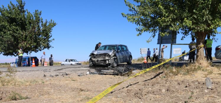 Adıyaman'da hafif ticari araçla otomobil çarpıştı, 5 kişi yaralandı