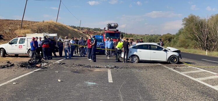 Adıyaman'da iki otomobil çarpıştı, 1 kişi ölü, 2 kişi yarandı