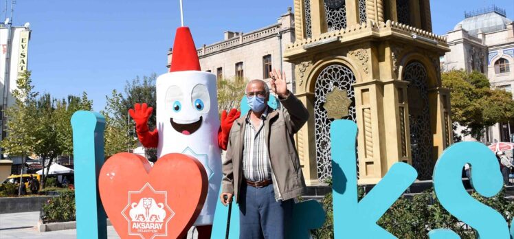 Aksaray'da aşı kostümü giyen belediye personelinden aşıya davet