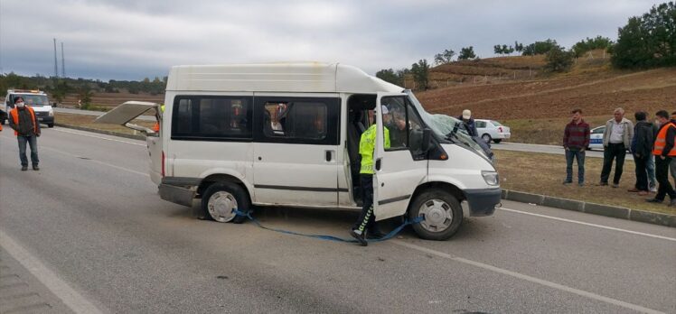 Amasya'da tarım işçilerini taşıyan minibüsün devrildi, 18 kişi yaralandı