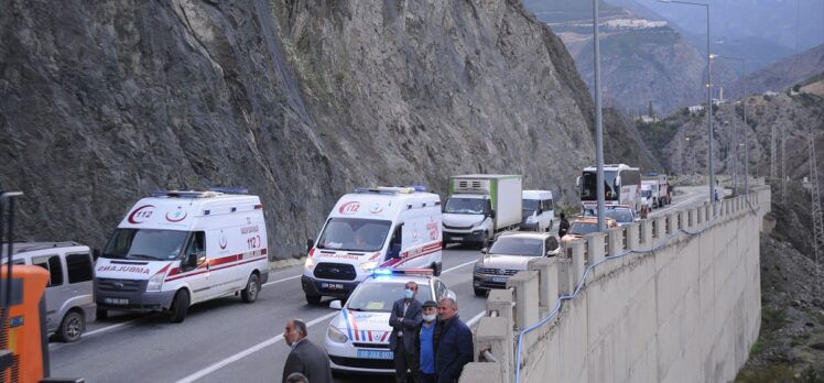 Artvin-Erzurum kara yolunda heyelan nedeniyle ulaşım sağlanamıyor