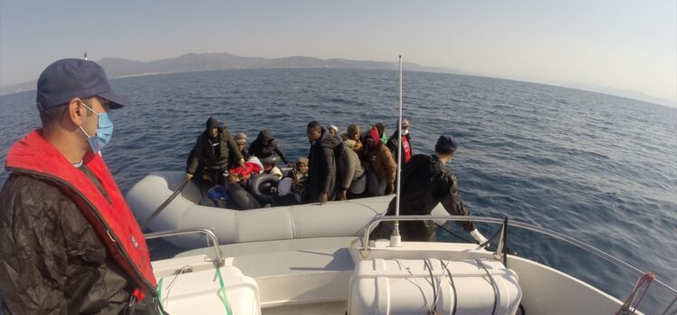 Aydın'da Türk kara sularına itilen 20 düzensiz göçmen kurtarıldı