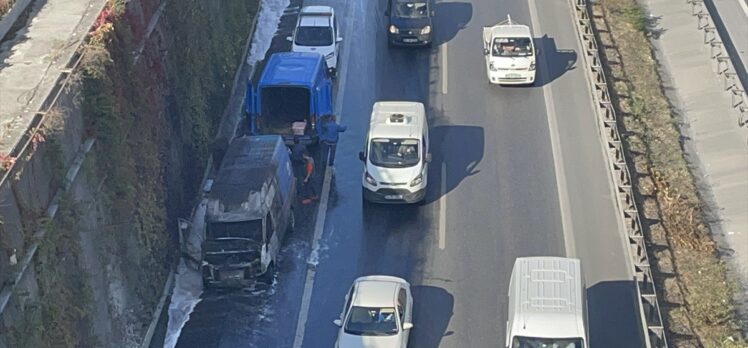 Bağcılar'da motoru alev alan kargo aracı kullanılamaz hale geldi