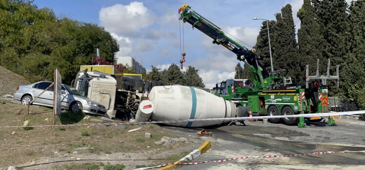 Bahçelievler'de beton mikseri otomobilin üzerine devrildi