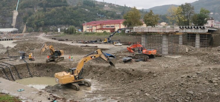 Bakan Karaismailoğlu, Sinop'ta sel bölgesinde incelemelerde bulundu: