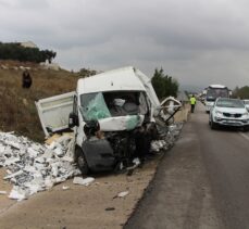 Balıkesir-Çanakkale kara yolunda çarpışan iki aracın sürücüleri öldü