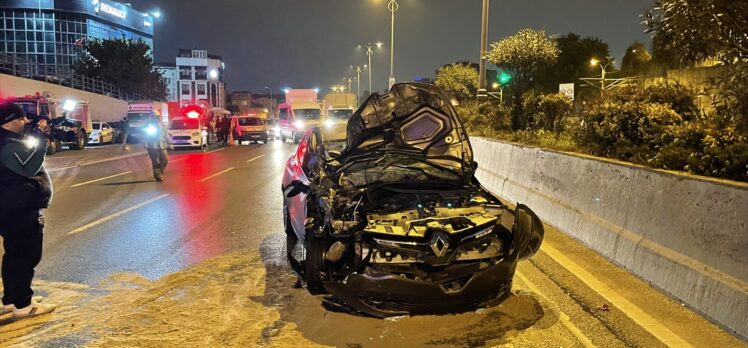 Bayrampaşa'da trafik kazasında 2 kişi yaralandı