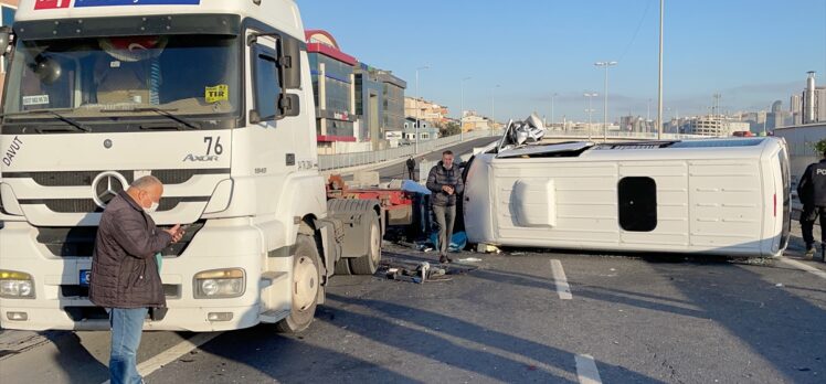 GÜNCELLEME – Beylikdüzü'nde tıra çarpan servis minibüsündeki 8 kişi yaralandı