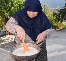 Bilecik'te düğünlerin lezzeti “nişasta helvası” geleneksel yöntemlerle hazırlanıyor