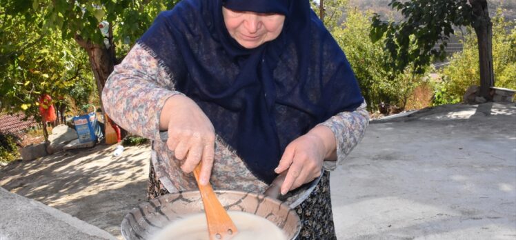 Bilecik'te düğünlerin lezzeti “nişasta helvası” geleneksel yöntemlerle hazırlanıyor