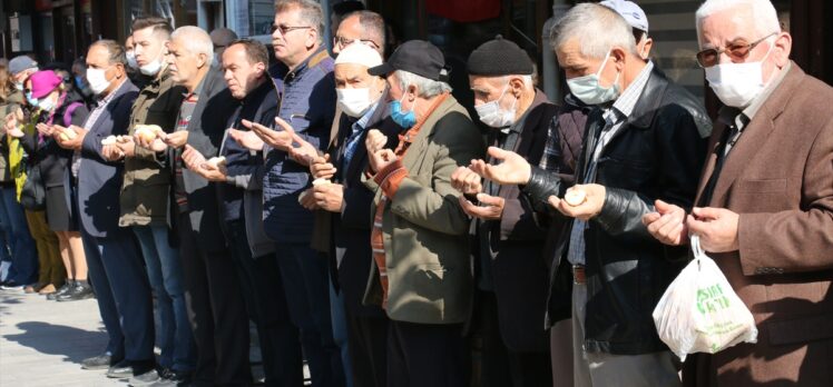 Bolu'da 7 asırdır her cuma yapılan esnaf duası geleneği sürdürülüyor