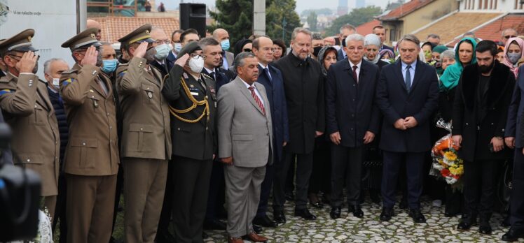 Bosna Hersek'in ilk Cumhurbaşkanı İzetbegoviç, vefatının 18. yılında kabri başında anıldı