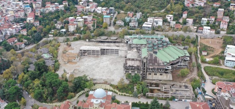 Bursa'da kentin silüetini bozan binalar yıkılıyor