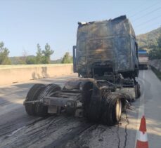 Bursa'da seyir halindeki tıra arkadan çarpan tır yandı