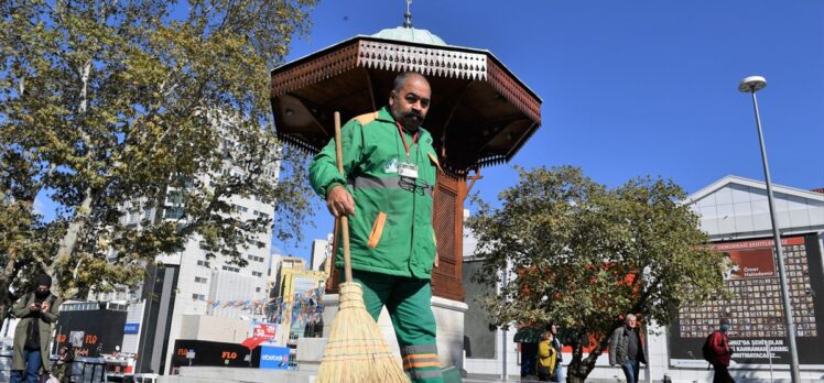 Bursa'da temizlik işçisinin bulduğu içinde altın olan çanta sahibine verildi