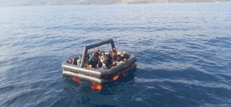 Çanakkale'de Türk kara sularına itilen 14 düzensiz göçmen kurtarıldı