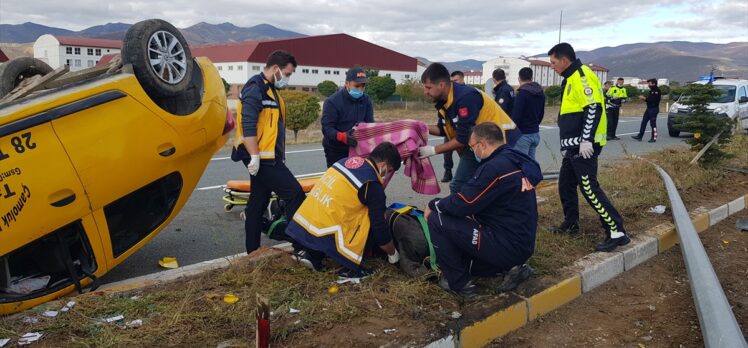 Erzincan'da devrilen taksideki 4 kişi yaralandı