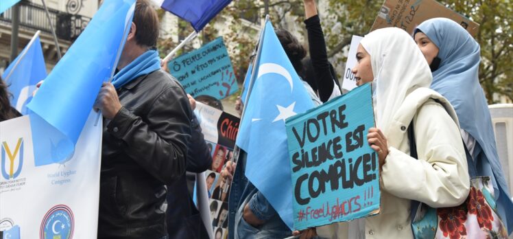 Fransa'da Uygur Türkleri Çin'i protesto etti