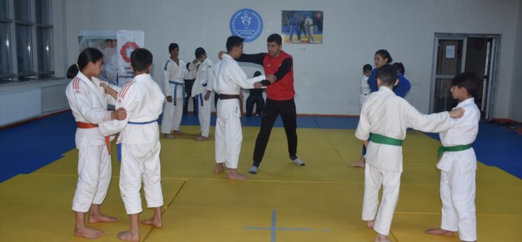 Hakkari'de Polis Gücü Spor Kulübünün yetiştirdiği gençler başarıdan başarıya koşuyor