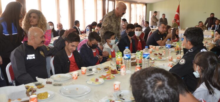 Hakkarili 40 öğrenci 4 günlük gezi için Ankara'ya gönderildi