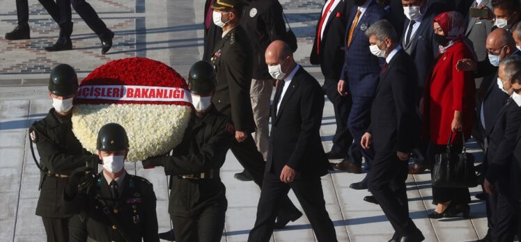 İçişleri Bakanı Soylu ve beraberindeki heyet Anıtkabir'i ziyaret etti