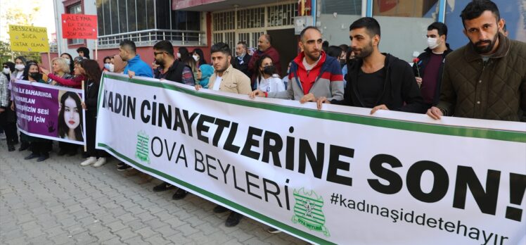 Iğdır'da toplanan bir grup Aleyna Betül A'nın ölü bulunduğu alana karanfil bıraktı