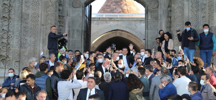 İstanbul Büyükşehir Belediye Başkanı İmamoğlu, Erzurum'da ziyaretlerde bulundu