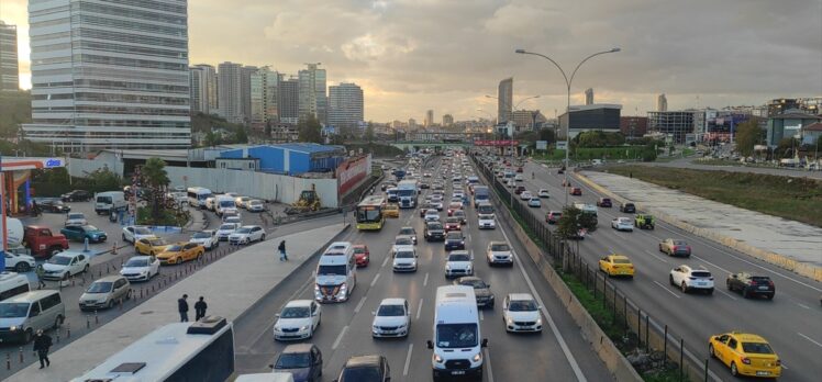 İstanbul'da akşam saatlerinde trafikte yoğunluk yaşanıyor