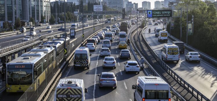 İstanbul'da haftanın ilk iş günü yoğun trafikle başladı