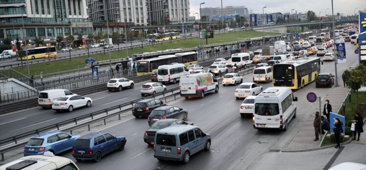 İstanbul'da trafik yoğunluğu yaşanıyor