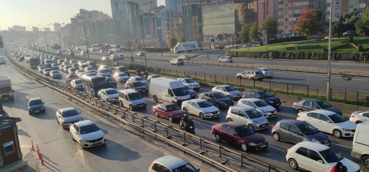 İstanbul'da trafik yoğunluğu yaşanıyor