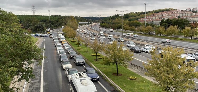 İstanbul'da trafik yoğunluğu yaşanıyor